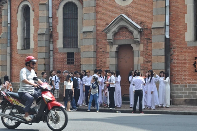 Trời nắng đẹp, người dân TP.HCM nô nức chơi lễ ảnh 10 Trời nắng đẹp, người dân TP.HCM nô nức chơi lễ ảnh 10